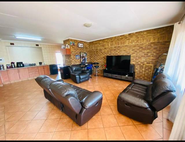 3 BEDROOM APARTMENT FOR SALE IN WITFIELD